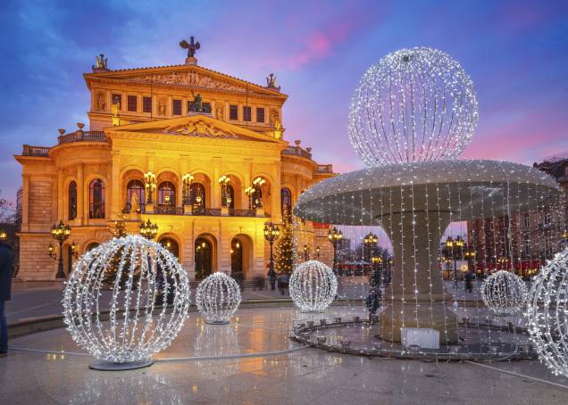 A Alte Oper de Frankfurt é um dos pontos ideias pra quem deseja roteiros mais clássicos pela cidade. A arquitetura da construção é o grande destaque, e impressina os turistas com sua riqueza de detalhes A Alte Oper de Frankfurt é um dos pontos ideias pra quem deseja roteiros mais clássicos pela cidade. A arquitetura da construção é o grande destaque, e impressina os turistas com sua riqueza de detalhes