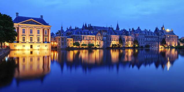 O anoitecer recai sobre o Mauritshuis Museum, um dos museus mais importantes e badalados do país, e no Binnenhof Palace, um complexo de construções históricas no centro de Haia, na Holanda O anoitecer recai sobre o Mauritshuis Museum, um dos museus mais importantes e badalados do país, e no Binnenhof Palace, um complexo de construções históricas no centro de Haia, na Holanda