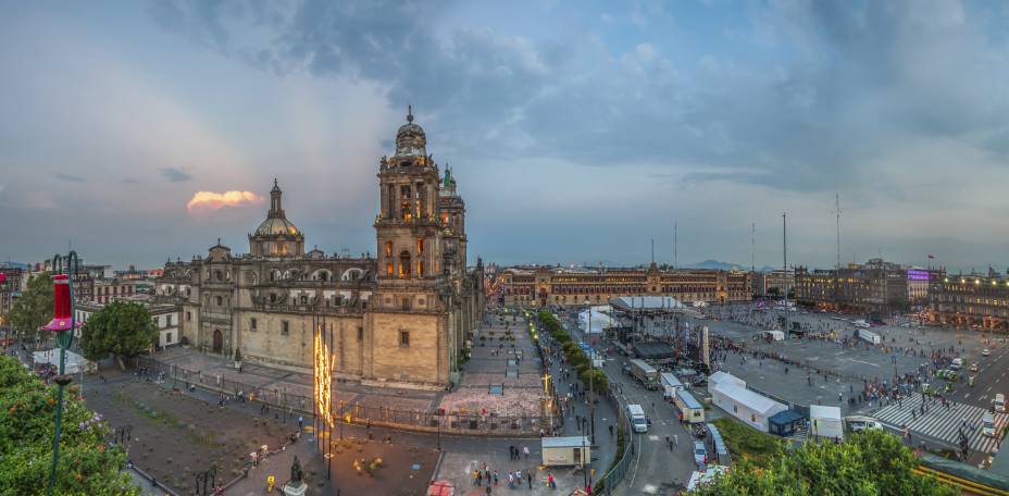 Vista da praça Zocalo e da Catedral Metropolitana