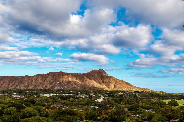 O vulcão extinto Diamond Head, a sudeste de Honolulu, domina o horizonte da cidade; ao escalar seus 1.300 metros, é possível ter uma visão panorâmica da ilha de Oahu O vulcão extinto Diamond Head, a sudeste de Honolulu, domina o horizonte da cidade; ao escalar seus 1.300 metros, é possível ter uma visão panorâmica da ilha de Oahu