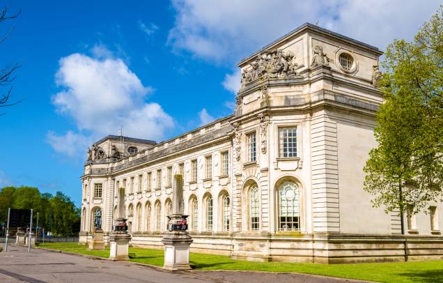 O Tribunal da Coroa de Cardiff ocupa um belo edifício, listado como uma das construções mais interessantes do Reino Unido. Por aqui, há julgamentos e outros eventos importantes para a justiça do País de Gales O Tribunal da Coroa de Cardiff ocupa um belo edifício, listado como uma das construções mais interessantes do Reino Unido. Por aqui, há julgamentos e outros eventos importantes para a justiça do País de Gales