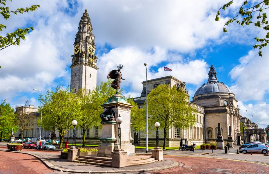 Erguido em 1906, o Cardiff City Hall é uma bela construção em estilo renascentista que guarda obras de arte em seu interior, como quadros e esculturas. Eventos diversos podem ser realizados por aqui, como casamentos