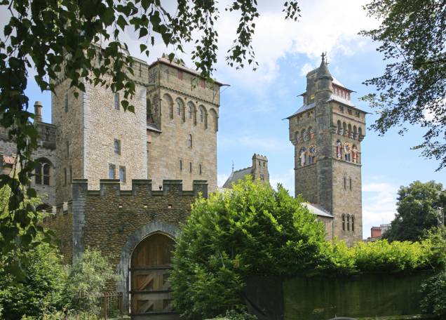 O Castelo de Cardiff é uma construção histórica medieval datada da Era Vitoriana, no século 11. Considerado um dos principais pontos turísticos da cidade, ele é cercado pelo lindo Bute Park e já abrigou shows e concertos O Castelo de Cardiff é uma construção histórica medieval datada da Era Vitoriana, no século 11. Considerado um dos principais pontos turísticos da cidade, ele é cercado pelo lindo Bute Park e já abrigou shows e concertos