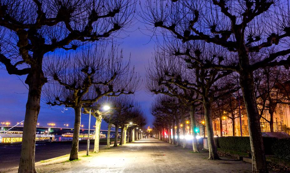 O lindo anoitecer em Rheinpromenade, calçadão de Düsseldorf, na Alemanha