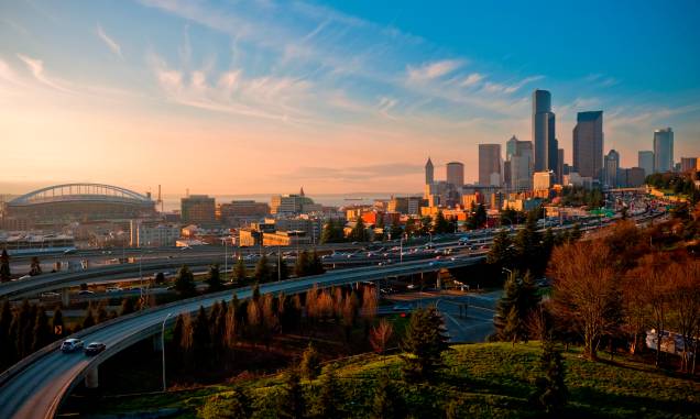 Os lindos edifícios de Seattle (EUA) no pôr do Sol Os lindos edifícios de Seattle (EUA) no pôr do Sol