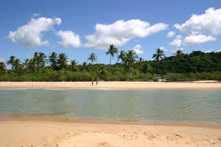 A larga faixa de areia da Praia dos Coqueiros é um convite a longas caminhadas, assim como o mar calmo chama para um mergulho A larga faixa de areia da Praia dos Coqueiros é um convite a longas caminhadas, assim como o mar calmo chama para um mergulho