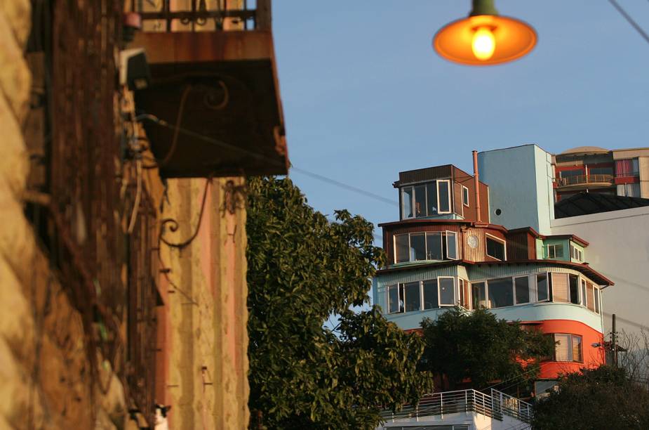 Vista da casa La Sebastiana, que pertenceu a Pablo Neruda. Hoje o local, que preserva a decoração original, é um museu dedicado ao poeta