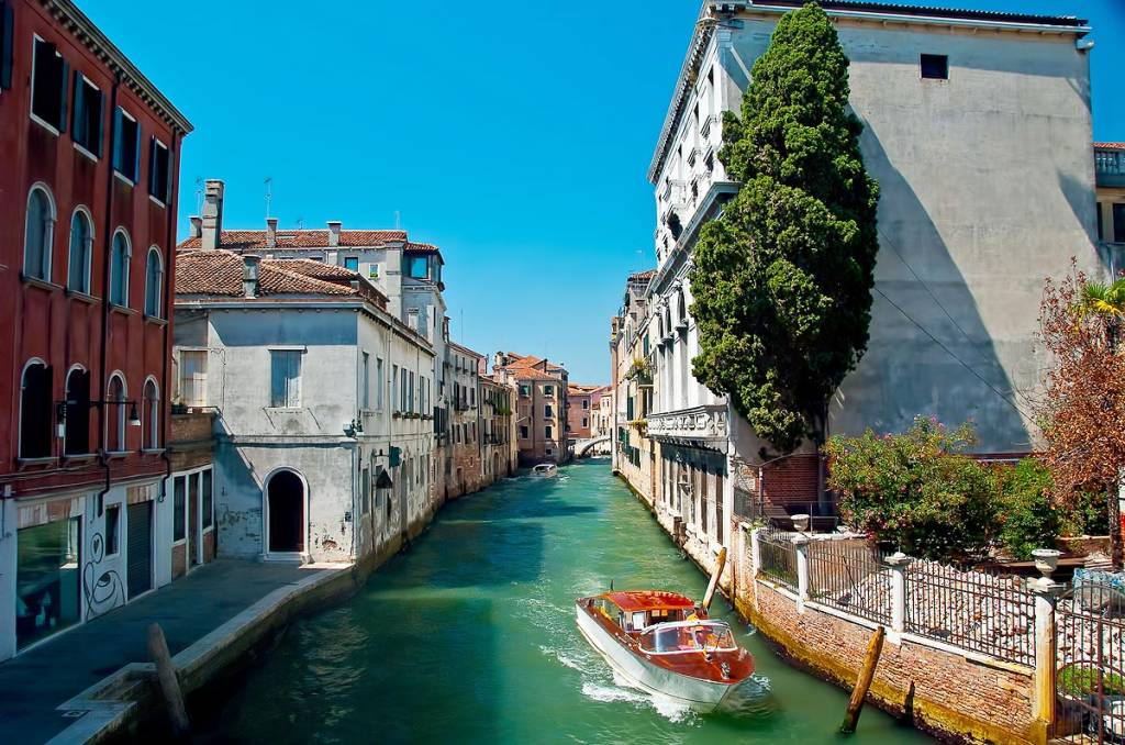 Charmosa, Veneza é destino de lua-de-mel de casais apaixonados que desejam passear de gôndola ao pôr-do-sol Charmosa, Veneza é destino de lua-de-mel de casais apaixonados que desejam passear de gôndola ao pôr-do-sol