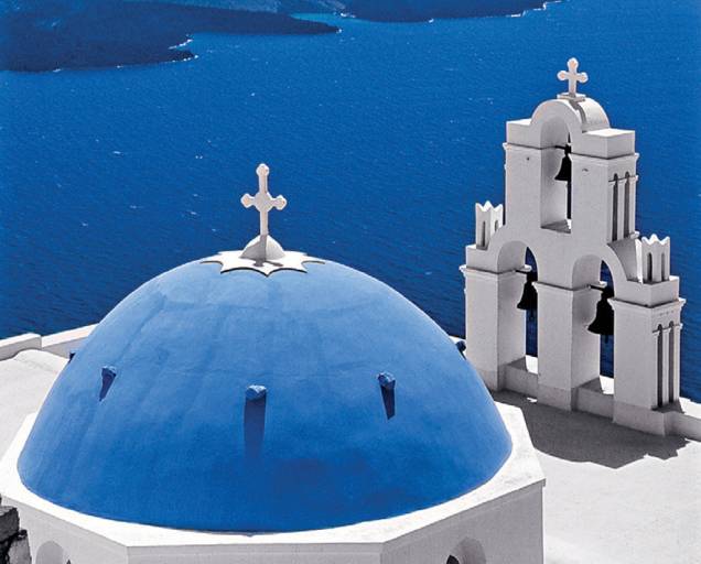 As igrejas da ilha são identificadas pelas cúpulas azuladas; em Santorini, é fácil se perder entre elas As igrejas da ilha são identificadas pelas cúpulas azuladas; em Santorini, é fácil se perder entre elas
