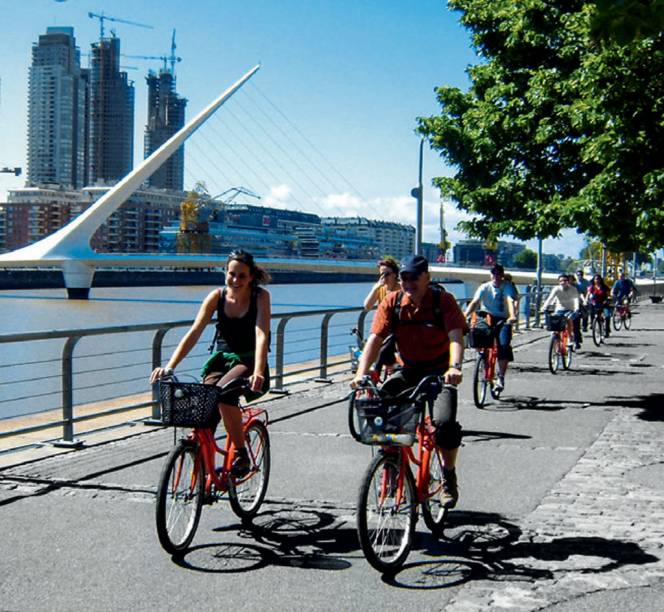 Ciclistas passeiam pelo calçadão cheio de bares, cafés e restaurantes em Puerto Madero, <a href="https://viajeaqui.abril.com.br/cidades/ar-buenos-aires/" rel="Buenos Aires">Buenos Aires</a> Ciclistas passeiam pelo calçadão cheio de bares, cafés e restaurantes em Puerto Madero, <a href="https://viajeaqui.abril.com.br/cidades/ar-buenos-aires/" rel="Buenos Aires">Buenos Aires</a>