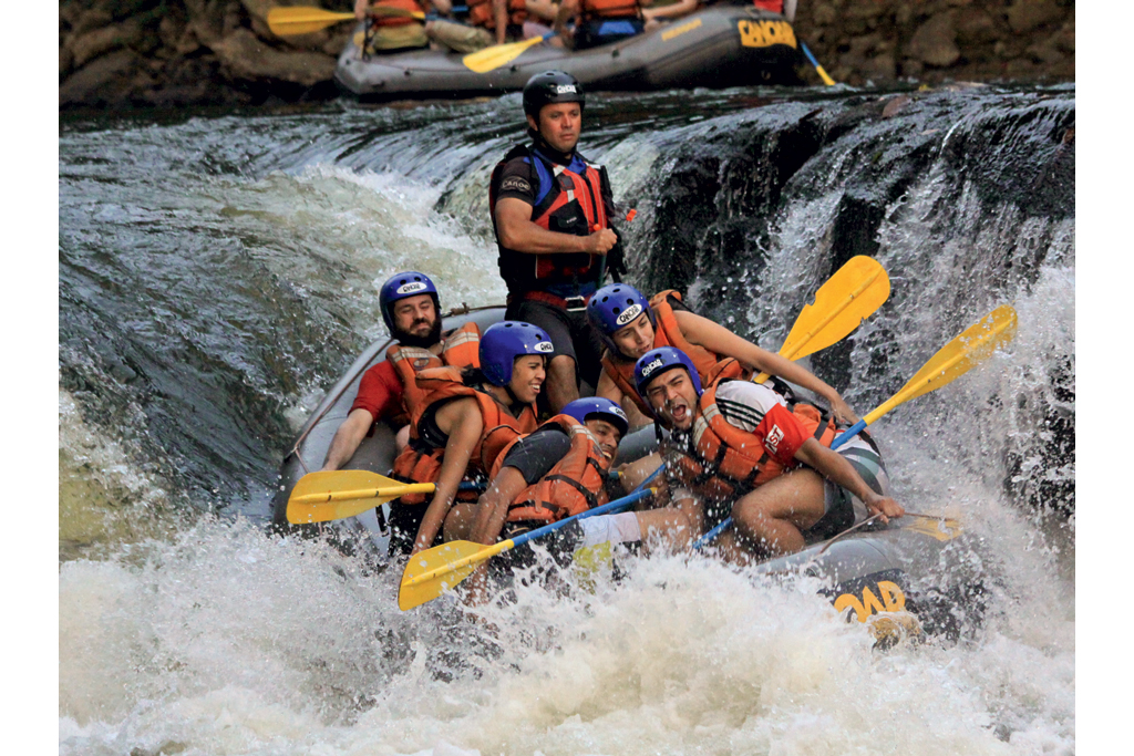 O bote com o repórter (de olhos fechados, ao fundo) desce as corredeiras do Juquiá, a uma hora de São Paulo O bote com o repórter (de olhos fechados, ao fundo) desce as corredeiras do Juquiá, a uma hora de São Paulo