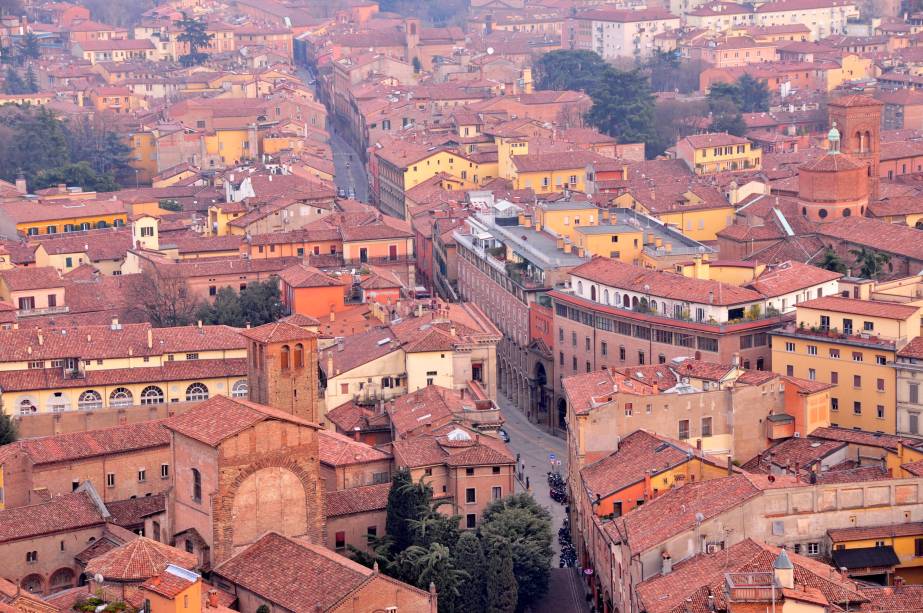 Toda trabalhada no terracota, Bolonha não é só monocromática, mas também tem um estilo arquitetônico que se repete em quase todas as suas ruas: as calçadas são cobertas por arcos, que acompanham a arquitetura dos edifícios - e são perfeitos para fugir da chuva ou do calor intenso do verão italiano. Os telhados marrons também ajudam a cidade a manter a sua homogeneidade