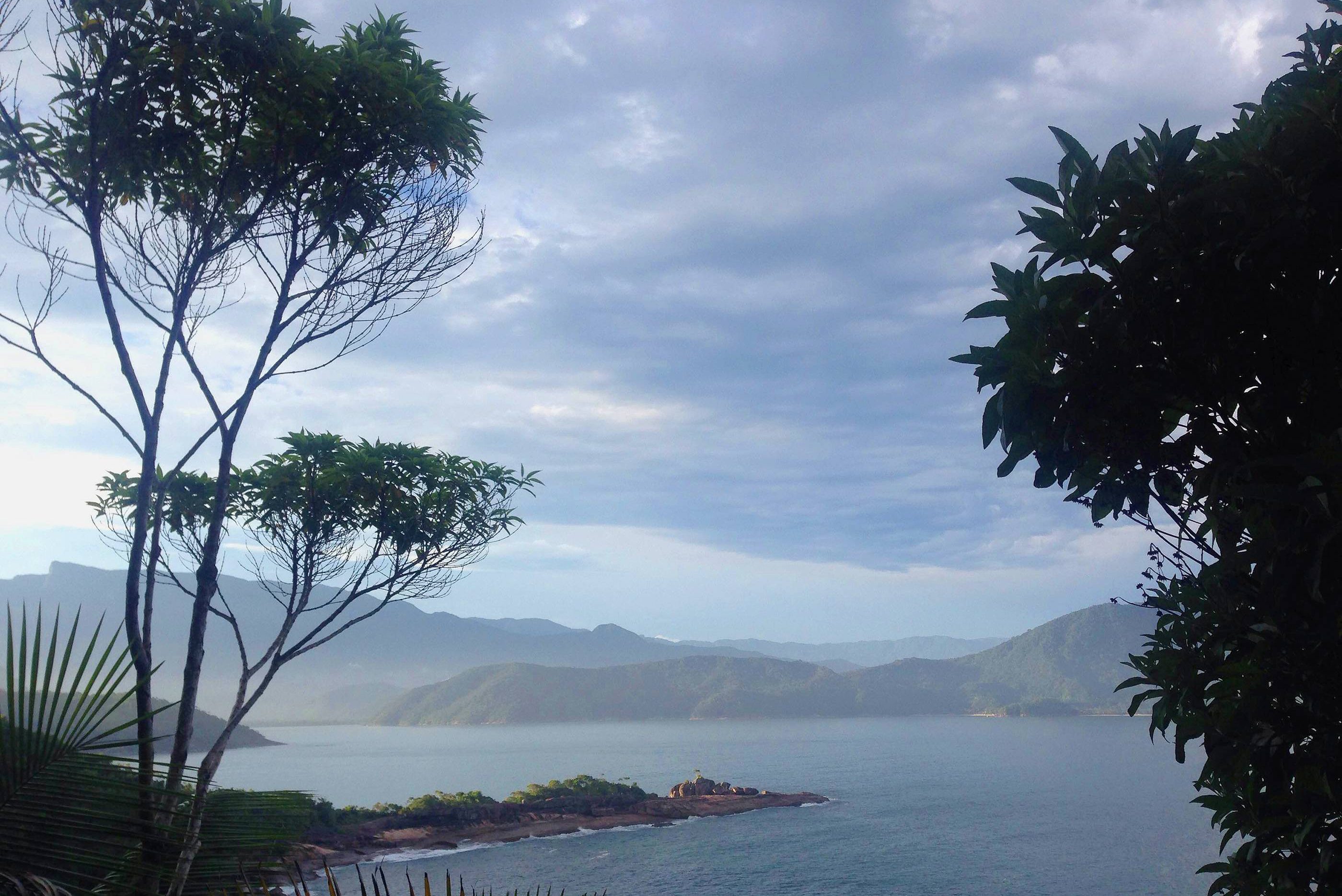 Vista de Ubatuba (SP) da trilha para a praia do Cedro