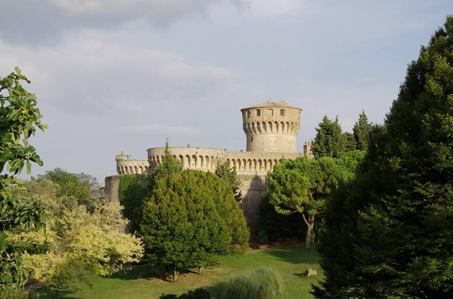 Desde então, o turismo aumentou bastante. Não há muito o que fazer por lá, mas de fato o lugar impressiona pelos seus túmulos etruscos e palácios da Renascença. E ainda dá para conhecer cidades vizinhas parecidas: Volterra fica pertinho de Casole dElsa, Castelnuovo di Val di Cecina, Colle di Val dElsa e <a href="https://viajeaqui.abril.com.br/cidades/italia-san-gimignano " rel="San Gimignano" target="_blank">San Gimignano</a>, por exemplo, então é só escolher.