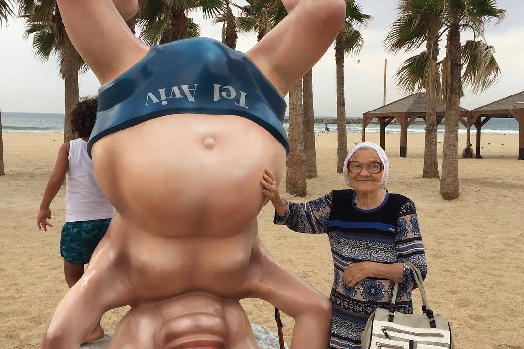 Virando de cabeça para baixo em Tel Aviv, Israel