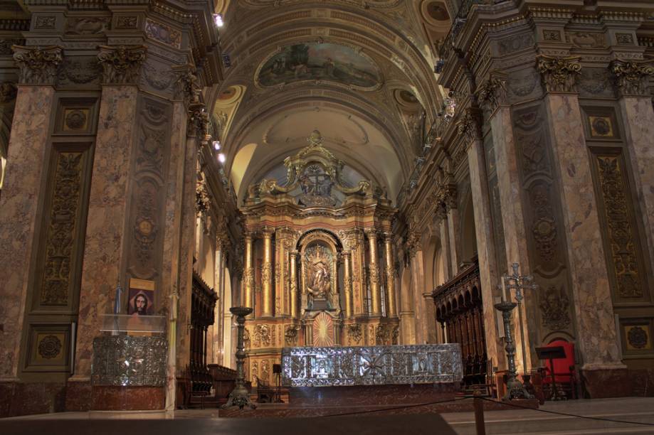 A Catedral de Buenos Aires fica na Plaza de Mayo, ao lado dos outros edifícios históricos que compõem o cenário do local