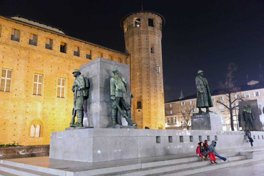 Em contraposição à sua fachada barroca, o Palazzo Madama possui um aspecto de castelo na sua parte dos fundos, onde fica o monumento a Emanuele Filberto, duque dAosta Em contraposição à sua fachada barroca, o Palazzo Madama possui um aspecto de castelo na sua parte dos fundos, onde fica o monumento a Emanuele Filberto, duque dAosta