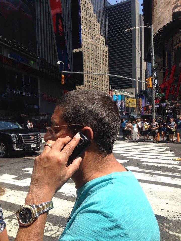 Zeca Pagodinho é um cara das antigas e usa telefone para falar ao invés de perder tempo no Instagram. (Foto: Reprodução/ Facebook)