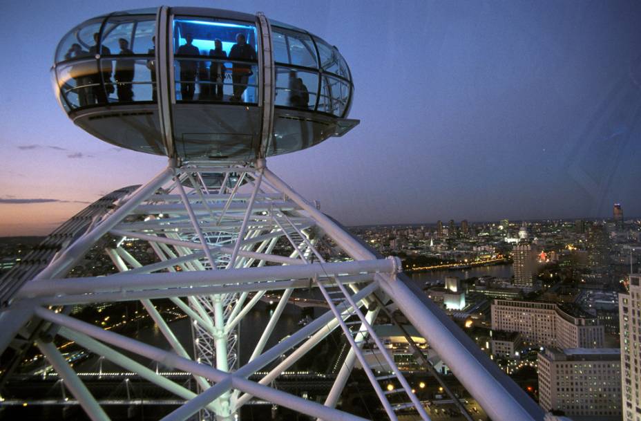 No R&eacute;veillon, h&aacute; uma bonita queima de fogos nos arredores da London Eye