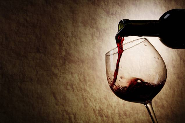 <strong><a href="https://viajeaqui.abril.com.br/estabelecimentos/br-rj-rio-de-janeiro-restaurante-charleston-bubble-lounge" rel="Charleston Bubble Lounge" target="_self">Charleston Bubble Lounge</a></strong> – <a href="https://viajeaqui.abril.com.br/cidades/br-rj-rio-de-janeiro" rel="Rio de Janeiro" target="_self">Rio de Janeiro</a> (RJ)<br /> <br /> Mesmo no inverno, os termômetros que medem a temperatura no <a href="https://viajeaqui.abril.com.br/estados/br-rio-de-janeiro" rel="Rio de Janeiro" target="_self">Rio de Janeiro</a> não baixam muito dos 20ºC. Então, nada melhor do que se refastelar num local especializado em champanhes e espumantes – são 140 rótulos que harmonizam com as entradas e pratos à base de frutos do mar. Para as noites mais frias, há uma pequena oferta de vinhos tintos. Jazz instrumental e blues incrementam as noites de quarta e quinta- feira, e a sexta-feira é reservada para a apresentação de Charleston, a dança que impulsionava os cabarés na década de 20<br /> <strong>Onde:</strong> Rua Rodolfo Dantas, 26-B, Copacabana – <strong>Tel.</strong> (21) 3795-3158<br /> <strong>Horário de funcionamento:</strong> segunda a domingo, das 18h às 2h<br /> <strong><a href="https://viajeaqui.abril.com.br/estabelecimentos/br-rj-rio-de-janeiro-restaurante-charleston-bubble-lounge" rel="Charleston Bubble Lounge" target="_self">Charleston Bubble Lounge</a></strong> – <a href="https://viajeaqui.abril.com.br/cidades/br-rj-rio-de-janeiro" rel="Rio de Janeiro" target="_self">Rio de Janeiro</a> (RJ)<br /> <br /> Mesmo no inverno, os termômetros que medem a temperatura no <a href="https://viajeaqui.abril.com.br/estados/br-rio-de-janeiro" rel="Rio de Janeiro" target="_self">Rio de Janeiro</a> não baixam muito dos 20ºC. Então, nada melhor do que se refastelar num local especializado em champanhes e espumantes – são 140 rótulos que harmonizam com as entradas e pratos à base de frutos do mar. Para as noites mais frias, há uma pequena oferta de vinhos tintos. Jazz instrumental e blues incrementam as noites de quarta e quinta- feira, e a sexta-feira é reservada para a apresentação de Charleston, a dança que impulsionava os cabarés na década de 20<br /> <strong>Onde:</strong> Rua Rodolfo Dantas, 26-B, Copacabana – <strong>Tel.</strong> (21) 3795-3158<br /> <strong>Horário de funcionamento:</strong> segunda a domingo, das 18h às 2h<br />