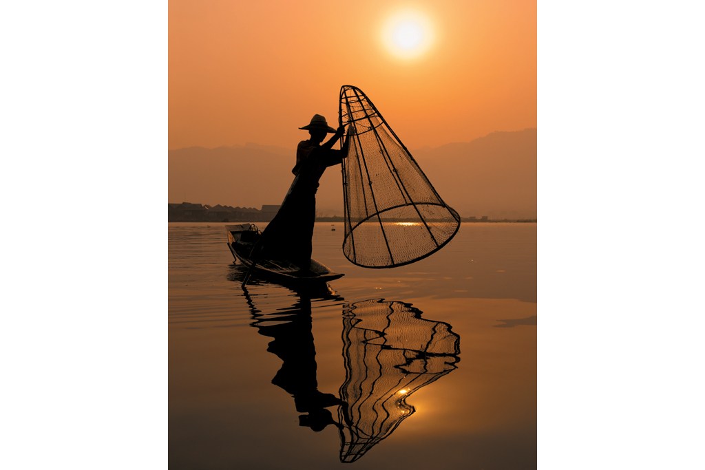 O tradicional estilo de remar com o p&eacute; no Lago Inle