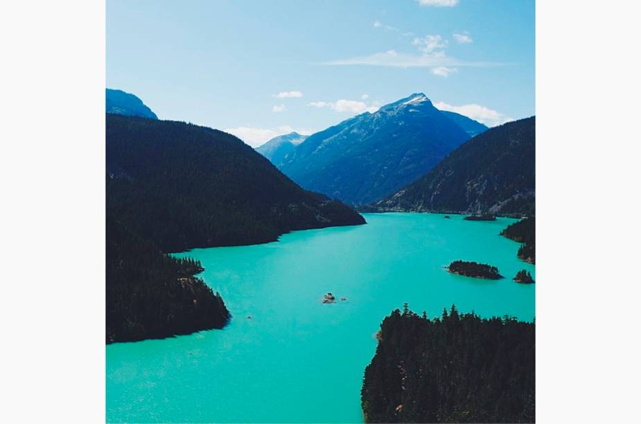 <a href="https://instagram.com/p/dQXPSkKUhp/" rel="@democratictravelers" target="_blank"><strong>@democratictravelers</strong></a>            Cordilheira das Cascatas (Cascade Mountains), nos EUA, clicada pelo casal