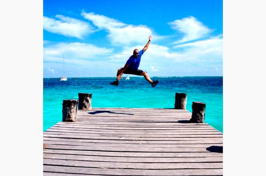 <a href="https://instagram.com/pausethemoment" rel="@pausethemoment " target="_blank"><strong>@pausethemoment </strong></a>            A vida de Ryan Gargiulo gira em torno de suas viagens. Ele começou com um blog avaliando hotéis e restaurantes por onde passa e agora compartilha seu trabalho no Instagram. Ryan se hospeda nos mais luxuosos hotéis ao redor do mundo e por onde passa faz turismo de aventura e exercícios para manter a forma. Além de dicas de hotéis e restaurantes, ele também dá dicas <em>fitness</em>: exercícios e um estilo de vida saudável.             