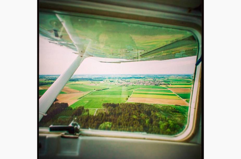 <a href="https://instagram.com/bkindler" rel="@bkindler " target="_blank"><strong>@bkindler </strong></a>            O piloto Björn Kindler literalmente registra suas viagens. Ele não tem medo de manusear a câmera nas alturas, enquanto pilota. Além de cliques do alto, ele também tira belas fotos (terrestres) dos destinos por onde passa.