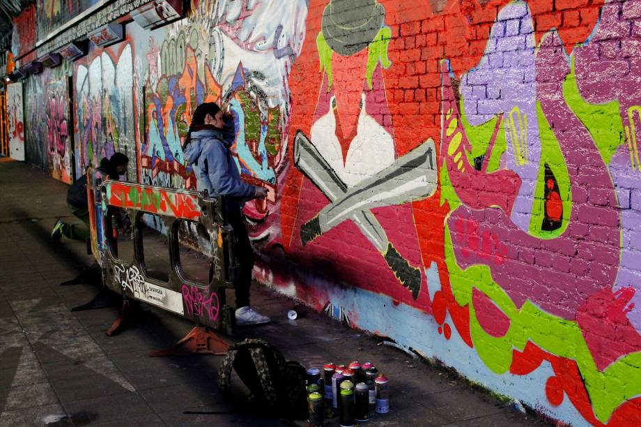 <strong>3. Diferentes artistas, diferentes técnicas</strong>        E sabe o que tornou a arte de rua e o graffiti tão especiais em Londres? É a sua imensa capacidade de apresentar, em um mesmo espaço, não só artistas de diferentes nacionalidades e culturas, mas, sim, de técnicas totalmente distintas. Em outras palavras, os artistas não só apresentam as suas novidades para o público, como também desenvolvem em conjunto trabalhos e formam de sempre aprimorarem a sua expressão artística 