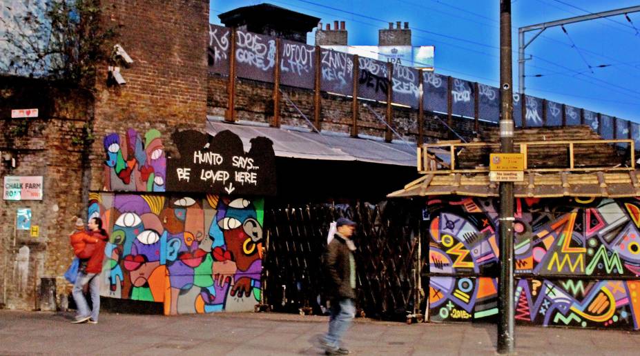 <strong>9. Bairro Camden Town</strong>Quer descobrir novos graffitis, além daqueles expostos em Brick Lane e Waterloo? A sugestão é ir ao bairro Camden Town, que, além de ter um comércio muito forte, começa a se estabelecer como um cenário cultural bastante vibrante. Esse graffiti fica bem próximo ao Camden Lock Market, uma espécie de feira / mercado ideal para degustar comidas e realizar compras
