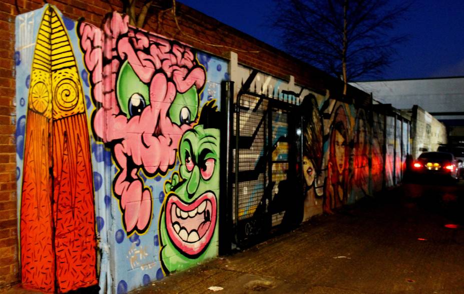 <strong>20. Cambridge Heath Road</strong>Saia da zona de conforto! Por mais que a cidade tenha pontos fixos e famosos em que você pode encontrar a arte de rua, a cidade guarda muitas surpresas, em momentos que você jamais imaginaria. É o caso desse graffiti, localizado ao lado de um espaço cultural em Cambridge Heath Road
