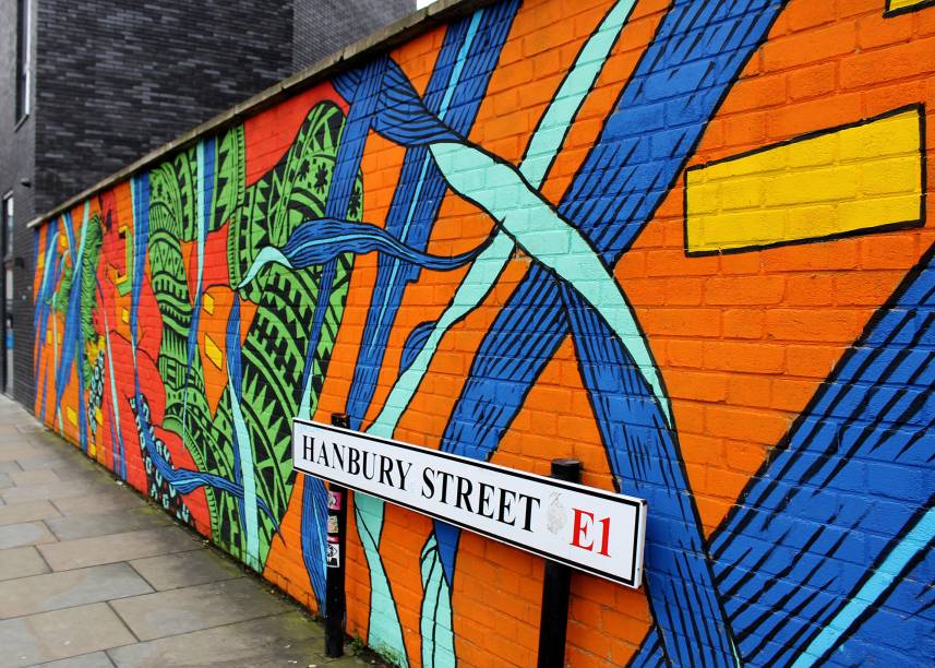 <strong>5. East End de Londres: o epicentro do grafitti</strong>O percurso para procurar arte de rua é intenso na área East End de Londres porque são várias ruas seguidas, onde, aos poucos, você descobre novos trabalhos. Por outro lado, é interessante notar que o espaço oferece inúmeros estabelecimentos para o seu descanso, como livrarias, brechós, restaurantes e, claro, uma feirinha com comidas de todas as partes do mundo