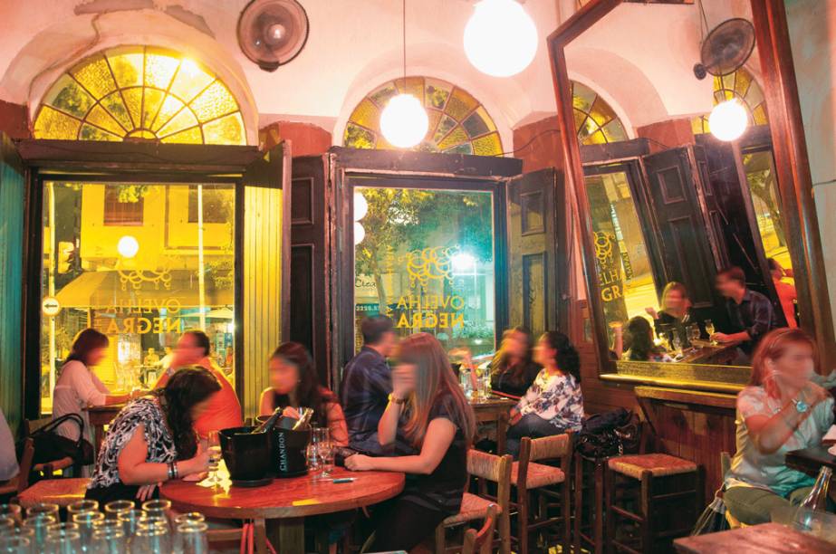 <strong><a href="https://viajeaqui.abril.com.br/estabelecimentos/br-rs-porto-alegre-restaurante-champanharia-ovelha-negra" rel="Champanharia Ovelha Negra" target="_self">Champanharia Ovelha Negra</a></strong> – <a href="https://viajeaqui.abril.com.br/cidades/br-rs-porto-alegre" rel="Porto Alegre" target="_self">Porto Alegre</a> (<a href="https://viajeaqui.abril.com.br/estados/br-rio-grande-do-sul" rel="Rio Grande do Sul" target="_self">Rio Grande do Sul</a>)<br /><br />Apesar de ser uma seleção de wine bars, a casa especializada em espumantes não poderia ficar de fora da lista. Inaugurada em 2003 em <a href="https://viajeaqui.abril.com.br/cidades/br-rs-porto-alegre" rel="Porto Alegre" target="_self">Porto Alegre</a>, uma das capitais mais geladas da estação, é a champanharia pioneira no Brasil. O simpático casarão onde se instalou no Centro Histórico foi construído na década de 20 com janelões em arco e pé-direito alto. A carta lista 60 rótulos de espumantes (champagne, Prosecco, Moscatel), com grande incidência de produtores da Serra Gaúcha, como a Cave Geisse e a Dal Pizzol. Escritas num quadro negro, as opções de petiscos vão de bruschettas a sanduíches<br /><strong>Onde: </strong>Rua Duque de Caxias, 690, Centro – <strong>Tel.</strong> (51) 3061-7021<br /><strong>Horário de funcionamento:</strong> segunda a sábado, das 18h às 23h30<br /> <strong><a href="https://viajeaqui.abril.com.br/estabelecimentos/br-rs-porto-alegre-restaurante-champanharia-ovelha-negra" rel="Champanharia Ovelha Negra" target="_self">Champanharia Ovelha Negra</a></strong> – <a href="https://viajeaqui.abril.com.br/cidades/br-rs-porto-alegre" rel="Porto Alegre" target="_self">Porto Alegre</a> (<a href="https://viajeaqui.abril.com.br/estados/br-rio-grande-do-sul" rel="Rio Grande do Sul" target="_self">Rio Grande do Sul</a>)<br /><br />Apesar de ser uma seleção de wine bars, a casa especializada em espumantes não poderia ficar de fora da lista. Inaugurada em 2003 em <a href="https://viajeaqui.abril.com.br/cidades/br-rs-porto-alegre" rel="Porto Alegre" target="_self">Porto Alegre</a>, uma das capitais mais geladas da estação, é a champanharia pioneira no Brasil. O simpático casarão onde se instalou no Centro Histórico foi construído na década de 20 com janelões em arco e pé-direito alto. A carta lista 60 rótulos de espumantes (champagne, Prosecco, Moscatel), com grande incidência de produtores da Serra Gaúcha, como a Cave Geisse e a Dal Pizzol. Escritas num quadro negro, as opções de petiscos vão de bruschettas a sanduíches<br /><strong>Onde: </strong>Rua Duque de Caxias, 690, Centro – <strong>Tel.</strong> (51) 3061-7021<br /><strong>Horário de funcionamento:</strong> segunda a sábado, das 18h às 23h30<br />