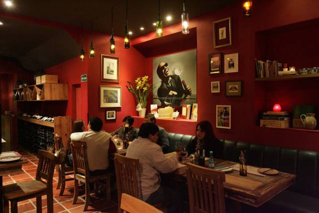 <strong><a href="https://viajeaqui.abril.com.br/estabelecimentos/br-sp-sao-paulo-restaurante-rubi-wine-bar" rel="Rubi Wine Bar" target="_self">Rubi Wine Bar</a></strong> – <a href="https://viajeaqui.abril.com.br/estados/br-sao-paulo" rel="São Paulo" target="_self">São Paulo</a> (SP)<br /> <br /> Uma viagem a <a href="https://viajeaqui.abril.com.br/blog/saia-pelo-mundo/2012/03/aulas-de-culinaria-na-toscana/" rel="Toscana" target="_blank">Toscana</a> serviu de inspiração. O sítio dos proprietários funcionou como matéria-prima. Assim se fez o Rubi Wine Bar. A entrada toda em madeira remete a uma caixa de vinho. Tijolo aparente, luminárias feitas com garrafas de vinho, pôster do Ray Charles e muita madeira de demolição recheiam o ambiente, propício para casais e grupos de amigos. A carta não apresenta muitos rótulos, mas quase todos têm custo abaixo dos R$ 100 (o chileno Montes Reserva Merlot, safra 2009, agrada em cheio aos casais). Há somente quatro opções de vinho em taça. Servido numa colher, o steak tartar é uma boa pedida para começar uma refeição. Entre os pratos principais, o risoto de morcilla cai como uma luva. Serve menu executivo no almoço dos dias úteis<br /> <strong>Onde:</strong> Alameda Jaú, 1595, Cerqueira César – <strong>Tel.</strong> (11) 4323-1667<br /> <strong>Horário de funcionamento: </strong>segunda das 12h às 15h. Terça e quinta, 12h às 15h e 19h à 0h. Sexta e sábado, 12h às 15h e 19h à 1h<br /> <strong><a href="https://viajeaqui.abril.com.br/estabelecimentos/br-sp-sao-paulo-restaurante-rubi-wine-bar" rel="Rubi Wine Bar" target="_self">Rubi Wine Bar</a></strong> – <a href="https://viajeaqui.abril.com.br/estados/br-sao-paulo" rel="São Paulo" target="_self">São Paulo</a> (SP)<br /> <br /> Uma viagem a <a href="https://viajeaqui.abril.com.br/blog/saia-pelo-mundo/2012/03/aulas-de-culinaria-na-toscana/" rel="Toscana" target="_blank">Toscana</a> serviu de inspiração. O sítio dos proprietários funcionou como matéria-prima. Assim se fez o Rubi Wine Bar. A entrada toda em madeira remete a uma caixa de vinho. Tijolo aparente, luminárias feitas com garrafas de vinho, pôster do Ray Charles e muita madeira de demolição recheiam o ambiente, propício para casais e grupos de amigos. A carta não apresenta muitos rótulos, mas quase todos têm custo abaixo dos R$ 100 (o chileno Montes Reserva Merlot, safra 2009, agrada em cheio aos casais). Há somente quatro opções de vinho em taça. Servido numa colher, o steak tartar é uma boa pedida para começar uma refeição. Entre os pratos principais, o risoto de morcilla cai como uma luva. Serve menu executivo no almoço dos dias úteis<br /> <strong>Onde:</strong> Alameda Jaú, 1595, Cerqueira César – <strong>Tel.</strong> (11) 4323-1667<br /> <strong>Horário de funcionamento: </strong>segunda das 12h às 15h. Terça e quinta, 12h às 15h e 19h à 0h. Sexta e sábado, 12h às 15h e 19h à 1h<br />