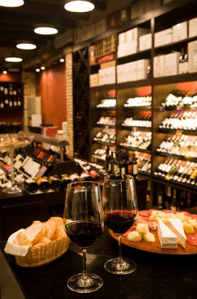 <strong><a href="https://viajeaqui.abril.com.br/estabelecimentos/br-rj-rio-de-janeiro-restaurante-confraria-carioca" rel="Confraria Carioca" target="_self">Confraria Carioca</a></strong> – <a href="https://viajeaqui.abril.com.br/cidades/br-rj-rio-de-janeiro" rel="Rio de Janeiro" target="_self">Rio de Janeiro</a> (RJ)<br /> <br /> A loja de vinhos que funciona dentro do Rio Plaza Shopping tem um pequeno wine bar onde tábuas de queijo, patês, bruschettas e sanduíches harmonizam com as bebidas escolhidas diretamente nas prateleiras. Com mais de 700 rótulos disponíveis, a cereja do bolo são os vinhos exclusivos de pequenas vinícolas espalhadas pelo globo terrestre, como o espanhol 3², um combinação de garnacha/merlo e tempranillo<br /> <strong>Onde: </strong>Rua General Severiano, 97, Rio Plaza Shopping, Botafogo –<strong> Tel. </strong>(21) 2244-2286<br /> <strong>Horário de funcionamento:</strong> segunda a sábado, das 10h às 22h. Domingo das 15h às 21h<br /> <strong><a href="https://viajeaqui.abril.com.br/estabelecimentos/br-rj-rio-de-janeiro-restaurante-confraria-carioca" rel="Confraria Carioca" target="_self">Confraria Carioca</a></strong> – <a href="https://viajeaqui.abril.com.br/cidades/br-rj-rio-de-janeiro" rel="Rio de Janeiro" target="_self">Rio de Janeiro</a> (RJ)<br /> <br /> A loja de vinhos que funciona dentro do Rio Plaza Shopping tem um pequeno wine bar onde tábuas de queijo, patês, bruschettas e sanduíches harmonizam com as bebidas escolhidas diretamente nas prateleiras. Com mais de 700 rótulos disponíveis, a cereja do bolo são os vinhos exclusivos de pequenas vinícolas espalhadas pelo globo terrestre, como o espanhol 3², um combinação de garnacha/merlo e tempranillo<br /> <strong>Onde: </strong>Rua General Severiano, 97, Rio Plaza Shopping, Botafogo –<strong> Tel. </strong>(21) 2244-2286<br /> <strong>Horário de funcionamento:</strong> segunda a sábado, das 10h às 22h. Domingo das 15h às 21h<br />