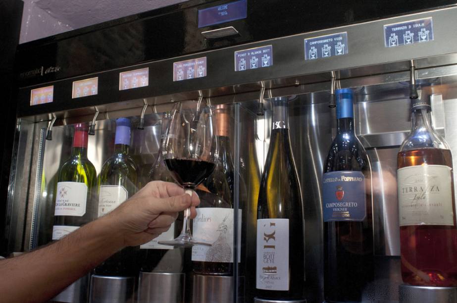 <strong><a href="https://viajeaqui.abril.com.br/estabelecimentos/br-sp-sao-paulo-restaurante-divine-wine-bar" rel="Divine Wine Bar" target="_self">Divine Wine Bar</a></strong> – <a href="https://viajeaqui.abril.com.br/cidades/br-sp-sao-paulo" rel="São Paulo" target="_self">São Paulo</a> (SP)<br />    <br />    Instalado abaixo do nível da rua, o pequeno salão com paredes de pedra e adega climatizada suspensa só não é mais intimista devido ao volume das caixas de som, um pouco acima do ideal. Privilegiando rótulos de vinícolas butiques – que praticamente garante a boa procedência da bebida, a casa tem uma boa oferta de vinhos em taça, além das garrafas. Oito rótulos ficam dentro da Enomatic, uma máquina que impede a oxidação da bebida. Dali, os clientes podem provar taças de 25, 75 ou 150 ml. Para acompanhar, uma insinuante seleção de petiscos com a burrata com raspas de limão siciliano e a terrine tricolor de tomate seco e pesto com folhas de parmesão<br />    <strong>Onde:</strong> Alameda Itu, 1884, Cerqueira César – <strong>Tel.</strong> 11/3063-3961<br />    <strong>Horário de funcionamento: </strong>terça à sábado, das 19h à 1h<br />     