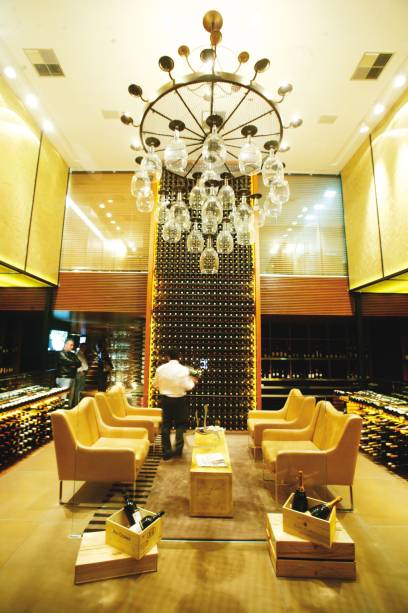 <strong><a href="https://viajeaqui.abril.com.br/estabelecimentos/br-sp-sao-paulo-restaurante-enoteca-decanter" rel="Enoteca Decanter" target="_self">Enoteca Decanter</a></strong> – <a href="https://viajeaqui.abril.com.br/cidades/br-sp-sao-paulo" rel="São Paulo" target="_self">São Paulo</a> (SP)<br /> <br /> Se não é um programa perfeito para ir a dois, afinal o wine bar da importadora é praticamente uma enorme mesa coletiva de madeira de demolição, poucos locais oferecem uma gama tão variada de vinhos em taça: são 50 rótulos que podem ser harmonizados com uma seleção de entradinhas (queijos e bruschettas). Quem preferir, também pode escolher entre os 1500 rótulos em garrafa da importadora<br /> <strong>Onde:</strong> Rua Joaquim Floriano, 838, Itaim Bibi – <strong>Tel.</strong> (11) 3702-2020<br /> <strong>Horário de funcionamento: </strong>segnda a sexta, das 13h às 22h<br /> <strong><a href="https://viajeaqui.abril.com.br/estabelecimentos/br-sp-sao-paulo-restaurante-enoteca-decanter" rel="Enoteca Decanter" target="_self">Enoteca Decanter</a></strong> – <a href="https://viajeaqui.abril.com.br/cidades/br-sp-sao-paulo" rel="São Paulo" target="_self">São Paulo</a> (SP)<br /> <br /> Se não é um programa perfeito para ir a dois, afinal o wine bar da importadora é praticamente uma enorme mesa coletiva de madeira de demolição, poucos locais oferecem uma gama tão variada de vinhos em taça: são 50 rótulos que podem ser harmonizados com uma seleção de entradinhas (queijos e bruschettas). Quem preferir, também pode escolher entre os 1500 rótulos em garrafa da importadora<br /> <strong>Onde:</strong> Rua Joaquim Floriano, 838, Itaim Bibi – <strong>Tel.</strong> (11) 3702-2020<br /> <strong>Horário de funcionamento: </strong>segnda a sexta, das 13h às 22h<br />