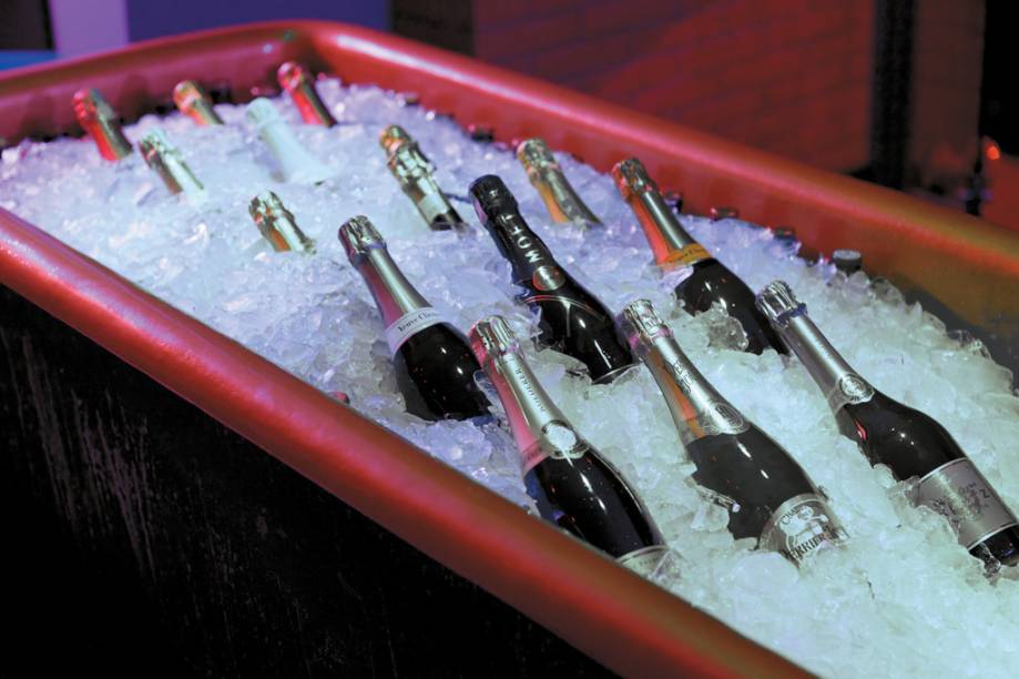 <strong><a href="https://viajeaqui.abril.com.br/estabelecimentos/br-am-manaus-restaurante-champanheria-a-viuva" rel="Champanheria A Viúva" target="_self">Champanheria A Viúva</a></strong> – <a href="https://viajeaqui.abril.com.br/cidades/br-am-manaus" rel="Manaus" target="_self">Manaus</a> (<a href="https://viajeaqui.abril.com.br/estados/br-amazonas" rel="Amazonas" target="_self">Amazonas</a>)<br /> <br /> Junho e julho são meses frios no Brasil inteiro, correto? Quase. No norte do país, as estações se invertem. Para aplacar o calor acachapante de <a href="https://viajeaqui.abril.com.br/cidades/br-am-manaus" rel="Manaus" target="_self">Manaus</a>, além da famosa chuva vespertina, que tal provar um gelado espumante num belo casarão do Centro Histórico? No meio do salão, uma banheira exibe as mais de 100 opções servidas na casa. Para entrar no clima amazônico, não deixe de provar o ceviche de pirarucu, camarão e polvo<br /> <strong>Onde: </strong>Rua Ferreira Pena, 91, Centro – <strong>Tel.</strong> (92) 8439-2565<br /> <strong>Horário de funcionamento: </strong>de segunda a quinta, das 19h à 1h. Sexta e sábado, das 19h às 2h<br /> <strong><a href="https://viajeaqui.abril.com.br/estabelecimentos/br-am-manaus-restaurante-champanheria-a-viuva" rel="Champanheria A Viúva" target="_self">Champanheria A Viúva</a></strong> – <a href="https://viajeaqui.abril.com.br/cidades/br-am-manaus" rel="Manaus" target="_self">Manaus</a> (<a href="https://viajeaqui.abril.com.br/estados/br-amazonas" rel="Amazonas" target="_self">Amazonas</a>)<br /> <br /> Junho e julho são meses frios no Brasil inteiro, correto? Quase. No norte do país, as estações se invertem. Para aplacar o calor acachapante de <a href="https://viajeaqui.abril.com.br/cidades/br-am-manaus" rel="Manaus" target="_self">Manaus</a>, além da famosa chuva vespertina, que tal provar um gelado espumante num belo casarão do Centro Histórico? No meio do salão, uma banheira exibe as mais de 100 opções servidas na casa. Para entrar no clima amazônico, não deixe de provar o ceviche de pirarucu, camarão e polvo<br /> <strong>Onde: </strong>Rua Ferreira Pena, 91, Centro – <strong>Tel.</strong> (92) 8439-2565<br /> <strong>Horário de funcionamento: </strong>de segunda a quinta, das 19h à 1h. Sexta e sábado, das 19h às 2h<br />