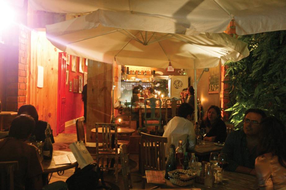 <strong><a href="https://viajeaqui.abril.com.br/estabelecimentos/br-sp-sao-paulo-restaurante-sacra-rolha" rel="Sacra Rolha" target="_self">Sacra Rolha</a></strong> – <a href="https://viajeaqui.abril.com.br/cidades/br-sp-sao-paulo" rel="São Paulo" target="_self">São Paulo</a> (SP)<br /> <br /> Em meio a efervescência de uma rua repleta de bares frequentados por universitários, surge como um oásis no deserto esse wine bar, cuja entrada remete a uma caixa de vinho. Casais em um programinha mais romântico ou grupos de amigos ávidos para botar a conversa buscam o local para provar petiscos e interessantes pratos do cardápio, na companhia de uma bem fornida carta de vinhos com mais de 60 rótulos com boa relação custo/benefício. A casa tem muitas opções de espumantes e vinhos em taça<br /> <strong>Onde:</strong> Rua Rio Grande, 304, Vila Mariana – <strong>Tel.</strong> (11) 4304-0300<br /> <strong>Horário de funcionamento: </strong>terça a sexta, das 11 à 11h. Sábado e domingo, das 14h à 1h<br /> <strong><a href="https://viajeaqui.abril.com.br/estabelecimentos/br-sp-sao-paulo-restaurante-sacra-rolha" rel="Sacra Rolha" target="_self">Sacra Rolha</a></strong> – <a href="https://viajeaqui.abril.com.br/cidades/br-sp-sao-paulo" rel="São Paulo" target="_self">São Paulo</a> (SP)<br /> <br /> Em meio a efervescência de uma rua repleta de bares frequentados por universitários, surge como um oásis no deserto esse wine bar, cuja entrada remete a uma caixa de vinho. Casais em um programinha mais romântico ou grupos de amigos ávidos para botar a conversa buscam o local para provar petiscos e interessantes pratos do cardápio, na companhia de uma bem fornida carta de vinhos com mais de 60 rótulos com boa relação custo/benefício. A casa tem muitas opções de espumantes e vinhos em taça<br /> <strong>Onde:</strong> Rua Rio Grande, 304, Vila Mariana – <strong>Tel.</strong> (11) 4304-0300<br /> <strong>Horário de funcionamento: </strong>terça a sexta, das 11 à 11h. Sábado e domingo, das 14h à 1h<br />