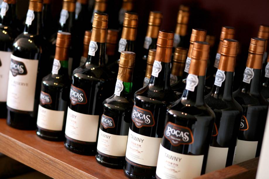 <strong><a href="https://viajeaqui.abril.com.br/estabelecimentos/br-df-brasilia-restaurante-grand-cru" rel="Grand Cru" target="_self">Grand Cru</a></strong> – <a href="https://viajeaqui.abril.com.br/cidades/br-df-brasilia" rel="Brasília" target="_self">Brasília</a> (<a href="https://viajeaqui.abril.com.br/estados/br-distrito-federal" rel="Distrito Federal" target="_self">Distrito Federal</a>)<br /> <br /> Com um abrangente catálogo que chega a 1500 rótulos (grande ênfase nos vinhos argentinos), a filial brasiliense da importadora é recheada por um wine bar em meio ao salão. Além de adquirir o vinho a preços mais acessíveis, é possível tomar taças servidas em um decanter – são oito rótulos trocados constantemente. Os pratos principais do cardápio também mudam diariamente, sempre trazendo uma carne, uma ave, um peixe e uma massa. Entretanto, muita gente contenta-se apenas com as entradinhas (mix de queijos, terrines, carpaccios), harmonizadas com taças de vinho<br /> <strong>Onde: </strong>Setor de Habitações Individuais Sul, QI 09/11, bl. C, lj. 6 - Lago Sul – <strong>Tel.</strong> (61) 3368-6868<br /> <strong>Horário de funcionamento: </strong>segunda a quinta, das 17h30 à 0h. Sexta e sábado, 12h às 16h e 17h30 à 0h<br /> <strong><a href="https://viajeaqui.abril.com.br/estabelecimentos/br-df-brasilia-restaurante-grand-cru" rel="Grand Cru" target="_self">Grand Cru</a></strong> – <a href="https://viajeaqui.abril.com.br/cidades/br-df-brasilia" rel="Brasília" target="_self">Brasília</a> (<a href="https://viajeaqui.abril.com.br/estados/br-distrito-federal" rel="Distrito Federal" target="_self">Distrito Federal</a>)<br /> <br /> Com um abrangente catálogo que chega a 1500 rótulos (grande ênfase nos vinhos argentinos), a filial brasiliense da importadora é recheada por um wine bar em meio ao salão. Além de adquirir o vinho a preços mais acessíveis, é possível tomar taças servidas em um decanter – são oito rótulos trocados constantemente. Os pratos principais do cardápio também mudam diariamente, sempre trazendo uma carne, uma ave, um peixe e uma massa. Entretanto, muita gente contenta-se apenas com as entradinhas (mix de queijos, terrines, carpaccios), harmonizadas com taças de vinho<br /> <strong>Onde: </strong>Setor de Habitações Individuais Sul, QI 09/11, bl. C, lj. 6 - Lago Sul – <strong>Tel.</strong> (61) 3368-6868<br /> <strong>Horário de funcionamento: </strong>segunda a quinta, das 17h30 à 0h. Sexta e sábado, 12h às 16h e 17h30 à 0h<br />