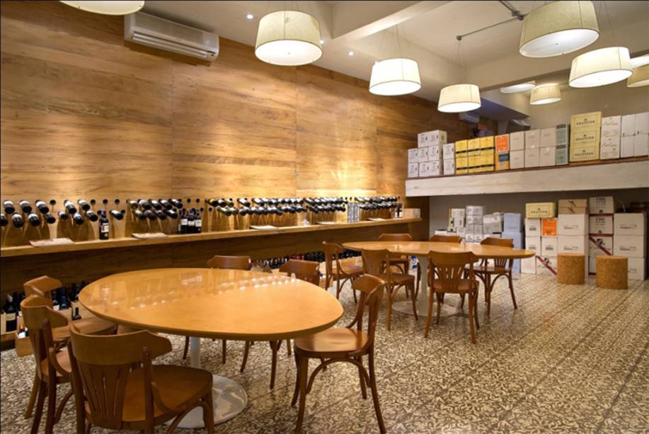 <strong><a href="https://viajeaqui.abril.com.br/estabelecimentos/br-mg-belo-horizonte-restaurante-outono-81" rel="Outono 81" target="_self">Outono 81</a> </strong><strong>–</strong> <a href="https://viajeaqui.abril.com.br/cidades/br-mg-belo-horizonte" rel="Belo Horizonte" target="_self">Belo Horizonte</a> (<a href="https://viajeaqui.abril.com.br/estados/br-minas-gerais" rel="Minas Gerais" target="_self">Minas Gerais</a>)<br />    <br />    À noite, a escondida loja Rex Bibendi, que funciona como representante da importadora de vinhos Zahil, se transforma num aconchegante wine bar. Na entrada, um balcão em forma de ferradura chama à interação entre os amantes do vinho, mas há outras mesas para quem prefere privacidade. Faz sucesso o wine flight, onde quatro taças são servidas numa caixinha de madeira para harmonizar com uma degustação de entradas da casa. Muita gente só vai por essa razão. Mas a casa oferece mais de 400 rótulos e um enxuto cardápio com massas recheadas. O capelati de queijo pecorino e azeitonas pretas, e o cogumelo de brie são receitas de sucesso<br />    <strong>Onde:</strong> Rua Outono, 81, Carmo Sion – <strong>Tel.</strong> (31) 3227-3009<br />    <strong>Horário de funcionamento:</strong> segunda a sábado, das 19h à 0h<br />     