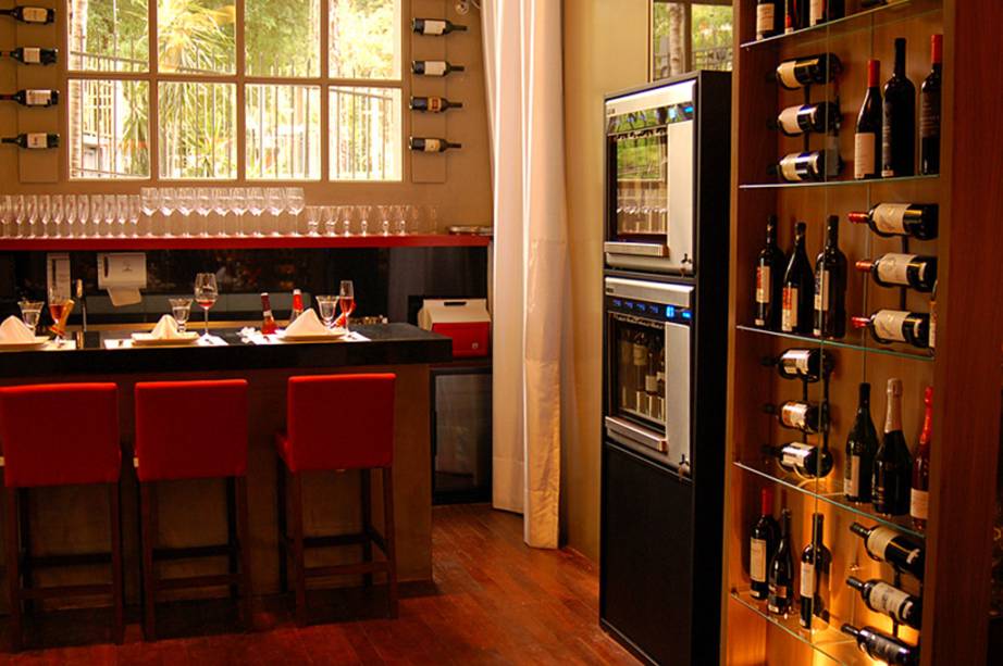 <strong><a href="https://viajeaqui.abril.com.br/estabelecimentos/br-rs-porto-alegre-restaurante-vinum" rel="Vinum" target="_self">Vinum</a></strong> – <a href="https://viajeaqui.abril.com.br/cidades/br-rs-porto-alegre" rel="Porto Alegre" target="_self">Porto Alegre</a> (<a href="https://viajeaqui.abril.com.br/estados/br-rio-grande-do-sul" rel="Rio Grande do Sul" target="_self">Rio Grande do Sul</a>)<br /> <br /> É fácil entender o sucesso da casa. A começar pela localização em um dos bairros mais efervescentes da capital gaúcha, o Moinho dos Ventos. O ambiente descontraído é impulsionado por um agradável deque com vista para a rua e um salão que, como fica aberto o dia inteiro, é ótimo para uma reunião informal de negócios. O que já é bom melhora na quantidade de rótulos, cerca de 400 opções. Quer mais? A máquina Enomatic armazena quatro vinhos por alguns dias, servidos em doses diferentes (25, 75 e 150 ml). Ainda falta falar dos comes. Que tal bebericar o rosé chileno Aquitânia 2010 na companhia de um hambúrguer de salmão com guacamole?<br /> <strong>Onde:</strong> Rua Marquês do Herval, 52, Moinhos de Vento – <strong>Tel.</strong> (51) 3395-4597<br /> <strong>Horário de funcionamento:</strong> segunda a sábado, das 9h às 23h<br /> <strong><a href="https://viajeaqui.abril.com.br/estabelecimentos/br-rs-porto-alegre-restaurante-vinum" rel="Vinum" target="_self">Vinum</a></strong> – <a href="https://viajeaqui.abril.com.br/cidades/br-rs-porto-alegre" rel="Porto Alegre" target="_self">Porto Alegre</a> (<a href="https://viajeaqui.abril.com.br/estados/br-rio-grande-do-sul" rel="Rio Grande do Sul" target="_self">Rio Grande do Sul</a>)<br /> <br /> É fácil entender o sucesso da casa. A começar pela localização em um dos bairros mais efervescentes da capital gaúcha, o Moinho dos Ventos. O ambiente descontraído é impulsionado por um agradável deque com vista para a rua e um salão que, como fica aberto o dia inteiro, é ótimo para uma reunião informal de negócios. O que já é bom melhora na quantidade de rótulos, cerca de 400 opções. Quer mais? A máquina Enomatic armazena quatro vinhos por alguns dias, servidos em doses diferentes (25, 75 e 150 ml). Ainda falta falar dos comes. Que tal bebericar o rosé chileno Aquitânia 2010 na companhia de um hambúrguer de salmão com guacamole?<br /> <strong>Onde:</strong> Rua Marquês do Herval, 52, Moinhos de Vento – <strong>Tel.</strong> (51) 3395-4597<br /> <strong>Horário de funcionamento:</strong> segunda a sábado, das 9h às 23h<br />