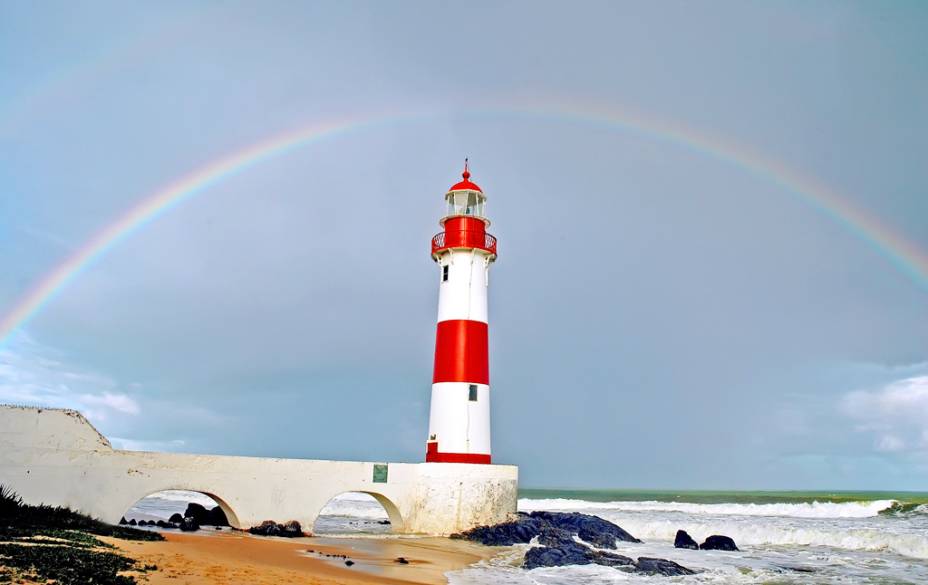 Foi nessas areias da praia de Itapuã, em <a href="https://beta-develop.viagemeturismo.abril.com.br/cidades/salvador-7/">Salvador</a>, que <span>Vinícius de Morais </span>criou a clássica <i>Tarde em Itapuã</i>