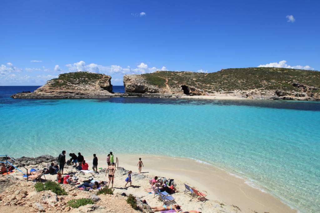 Blue Lagoon em Għajnsielem, ilha de Malta Blue Lagoon em Għajnsielem, ilha de Malta