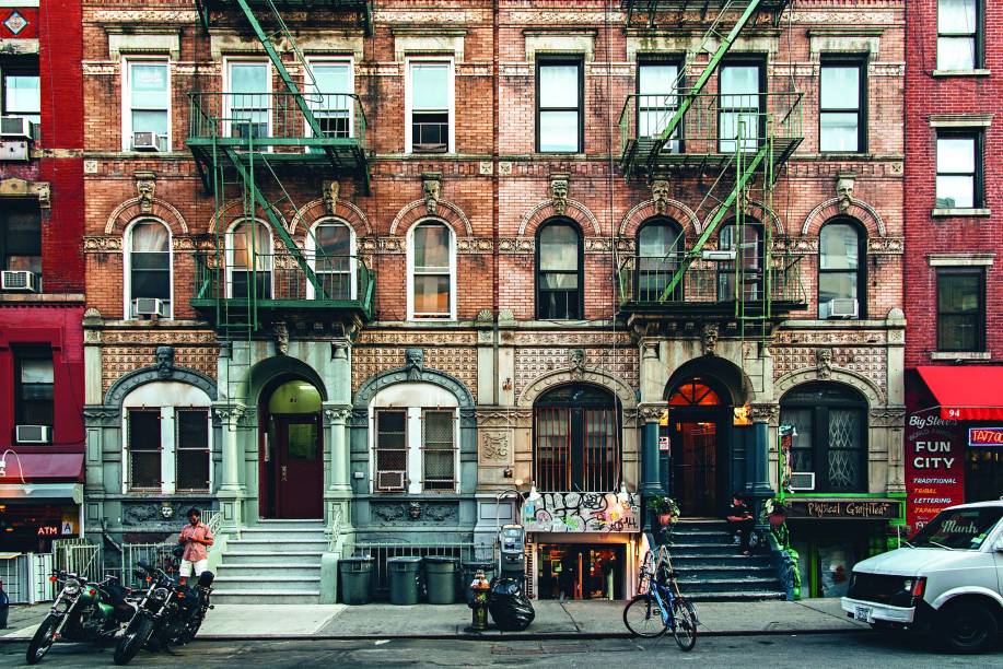 “O Lower East Side é o berço do movimento da contracultura na cidade. O filme Kids foi rodado na St. Marks Place, para se ter uma ideia. Apesar do boom imobiliário, você ainda encontra galerias de arte incríveis, restaurantes asiáticos ao lado de pizzarias, loja de artigos geek junto de estúdios de tatuagem e o show do <a href="https://stomponline.com/" target="_blank">Stomp</a>, claro.” “O Lower East Side é o berço do movimento da contracultura na cidade. O filme Kids foi rodado na St. Marks Place, para se ter uma ideia. Apesar do boom imobiliário, você ainda encontra galerias de arte incríveis, restaurantes asiáticos ao lado de pizzarias, loja de artigos geek junto de estúdios de tatuagem e o show do <a href="https://stomponline.com/" target="_blank">Stomp</a>, claro.”