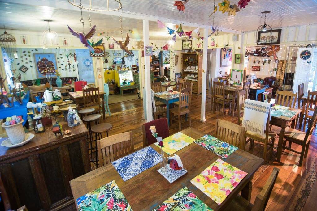 Ambiente do restaurante Empório com Arte, em Foz do Iguaçu (PR) Ambiente do restaurante Empório com Arte, em Foz do Iguaçu (PR), com mesas de madeira e retalhos coloridos