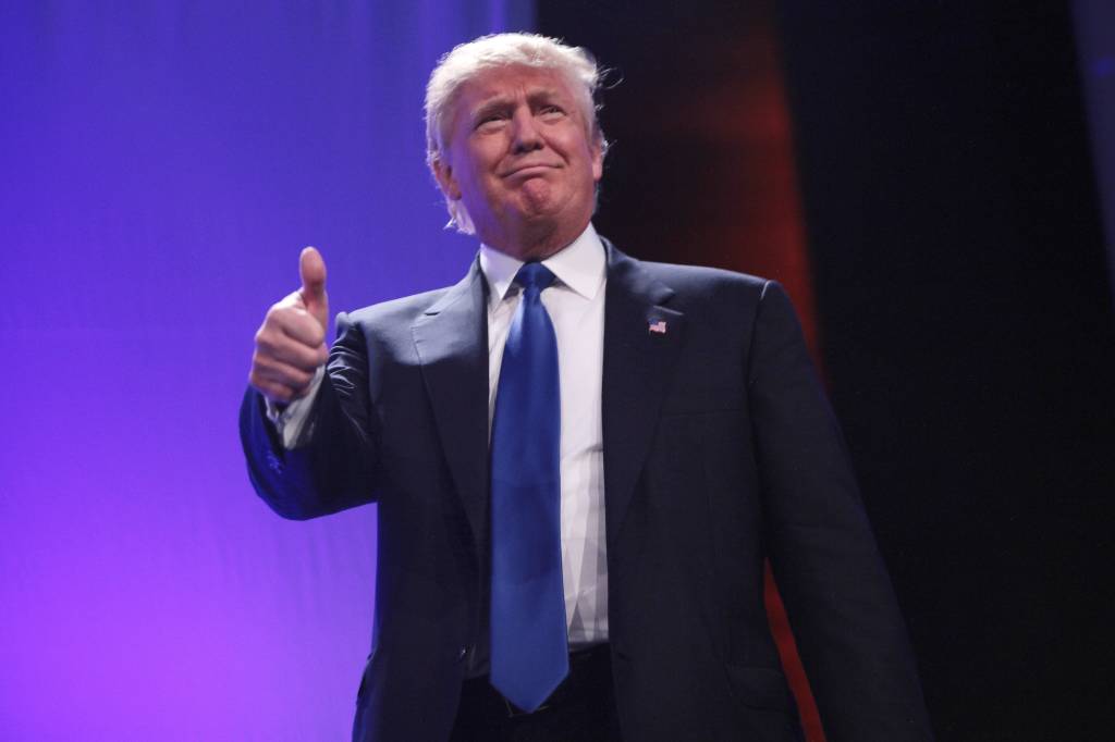 donald-trump-presidente-dos-estados-unidos Presidente dos Estados Unidos acena em foto com o sinal de