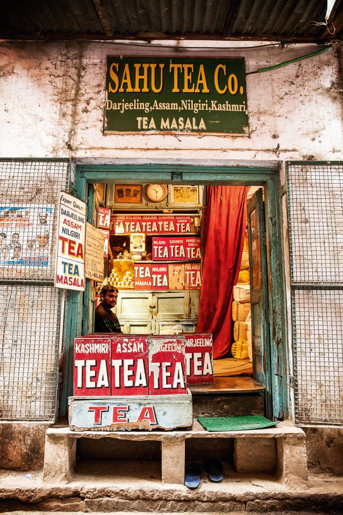 Loja de chá, Varanasi, India Uma loja simplória de chá, de portas abertas, com grandes caixas de diferentes sabores de chá, todas elas com a palavra