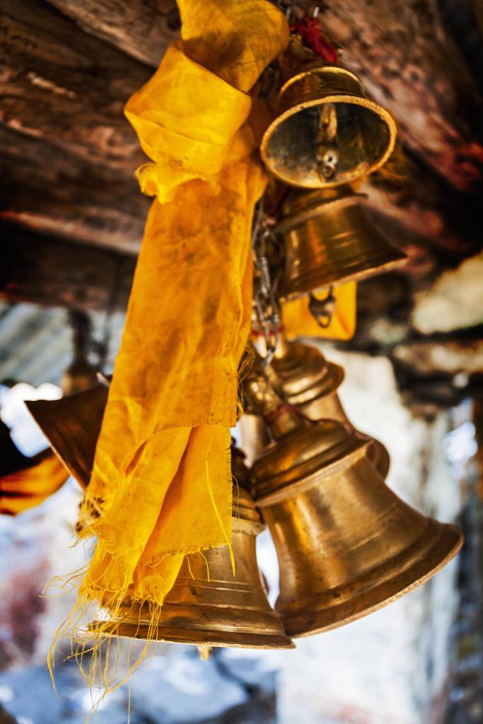 Templo Tungnath, Índia Um molho de sinos ligados por uma corrente e amarrados a um pedaço de tecido, dependuram-se de um teto de madeira