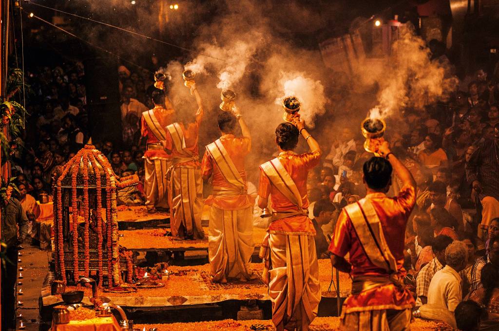 Cerimônia, Ganges, Dashashwamedh Ghat, Varanasi, Índia Pessoas em vestes cerimoniais realizam ritos em frente a uma multidão, em um ghat na beira do Ganges